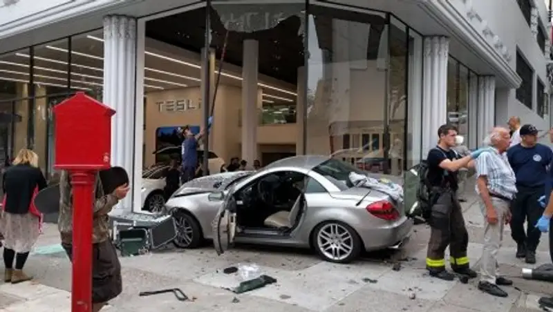 В США Mercedes протаранил автоцентр Tesla
