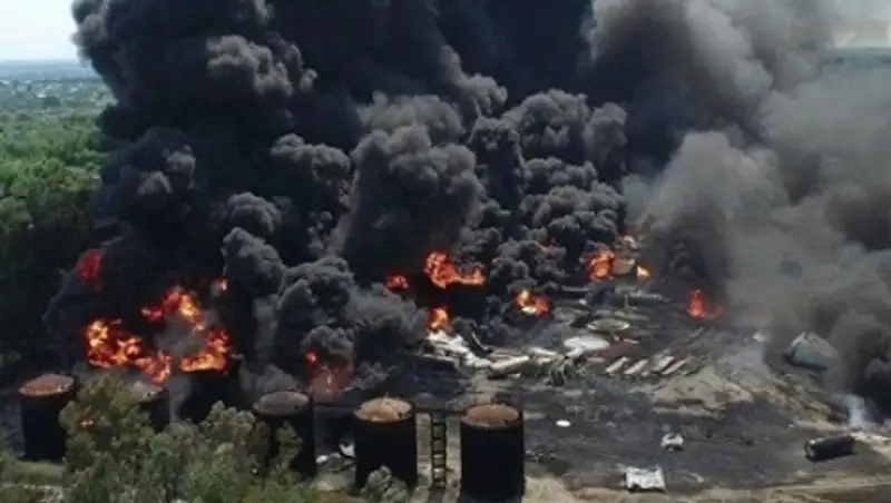 Мощный пожар на нефтебазе под Киевом наконец потушен