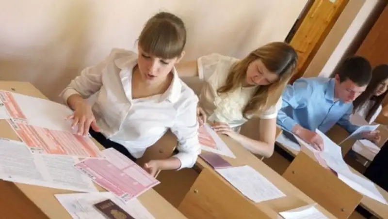 Рособрнадзор сообщил о нарушениях на ЕГЭ: телефон в прическе и папа, похожий на сына 