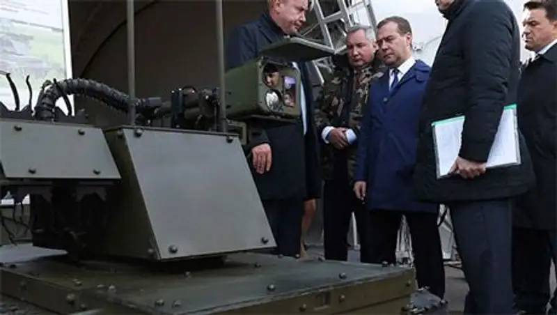 Медведеву показали военных роботов
