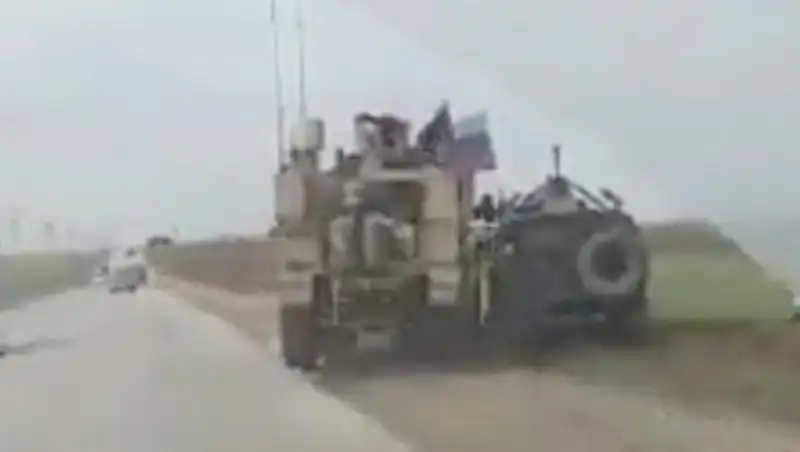 Американская и российская бронемашины не поделили дорогу в Сирии