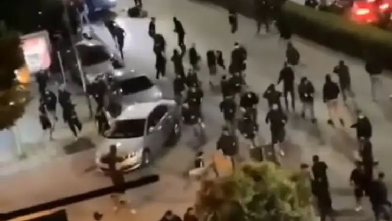 В результате разборок футбольных фанатов пострадали 10 полицейских