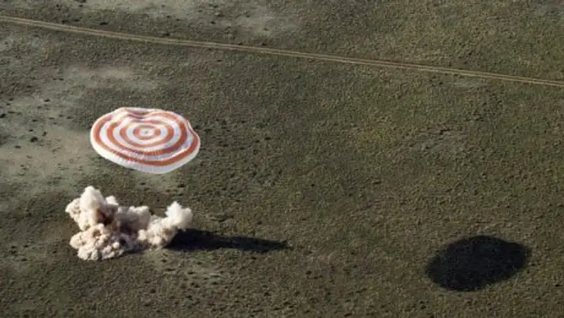 Спускаемая капсула "Союза ТМА-20М" с экипажем приземлилась в Казахстане