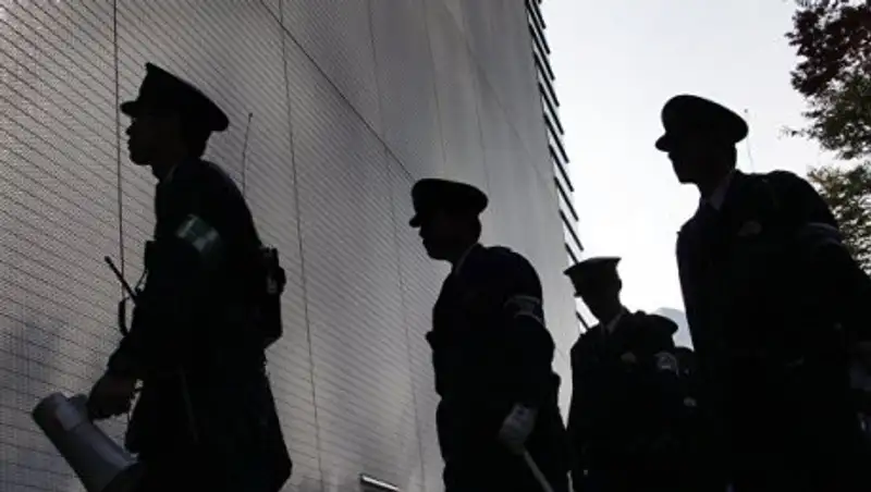 Японского полицейского обвинили в насилии за то, что он обнял пострадавшую