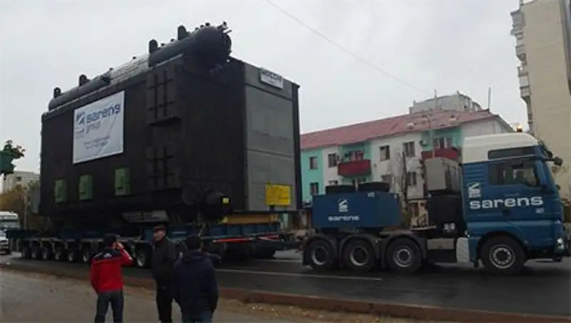 По улицам Атырау перевозят 300-тонный спецгруз для Тенгиза высотой в 3-этажный дом