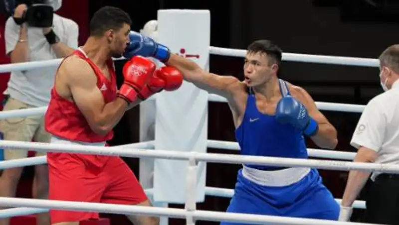 Казахстанский боксер уверенно прошел в четвертьфинал ОИ-2020