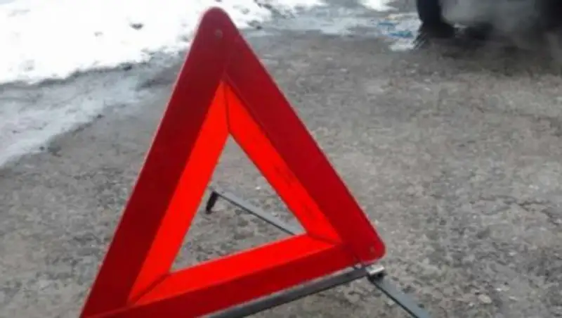 Момент столкновения автомобиля медицинской помощи и иномарки в Актау попал на видео