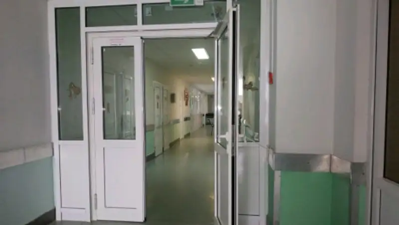 В каком состоянии находится работник АЗС, получивший удар ножом в шею