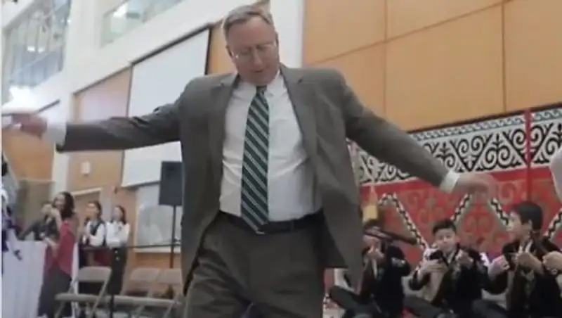 Посол США в Казахстане исполнил танец кара жорга