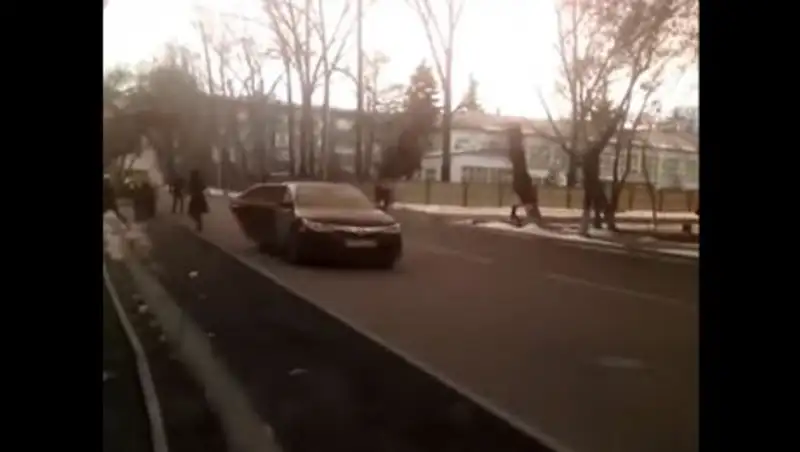 В Алматы на глазах у равнодушных прохожих украли девушку