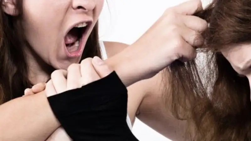 Жительница Карагандинской области избила бывшую жену своего супруга и ее детей