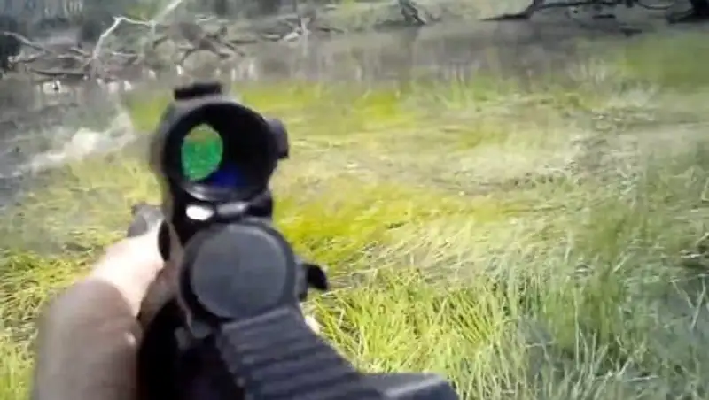 Погоня разъяренного крокодила за охотниками попала на видео