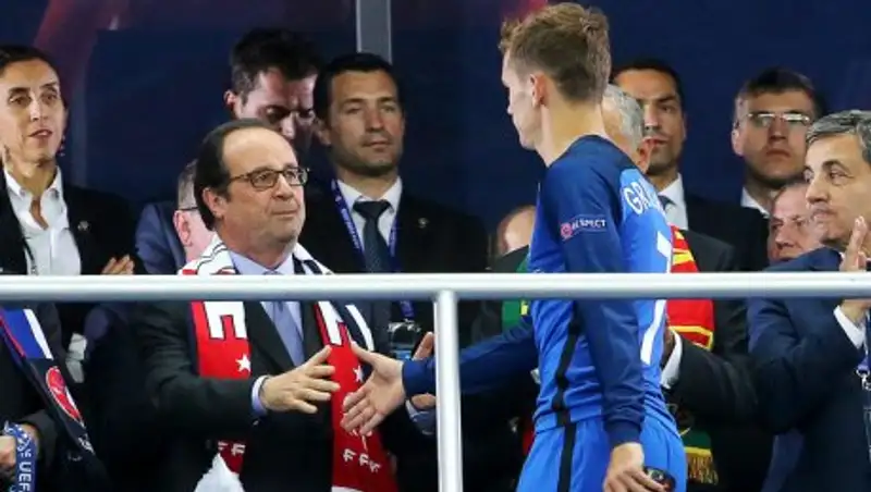 Президент Франции проведет обед с футболистами национальной сборной