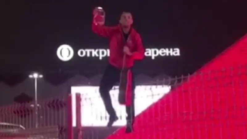 Капитан «Спартака» отпраздновал чемпионство песней на заборе у «Открытие-Арены»