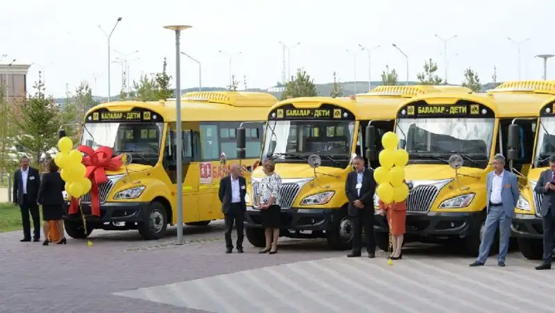 Новые школьные автобусы получили акмолинские ученики, фото - Новости Zakon.kz от 25.08.2022 16:03