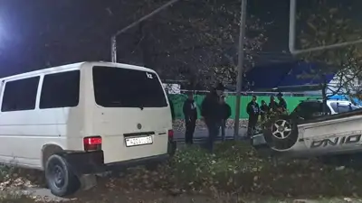 Микроавтобус протаранил легковушку в Алматы: есть пострадавшие , фото - Новости Zakon.kz от 03.11.2023 23:34