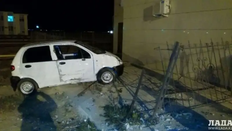 В Мангистау водитель «Мазды» уснул за рулем и врезался в аптеку