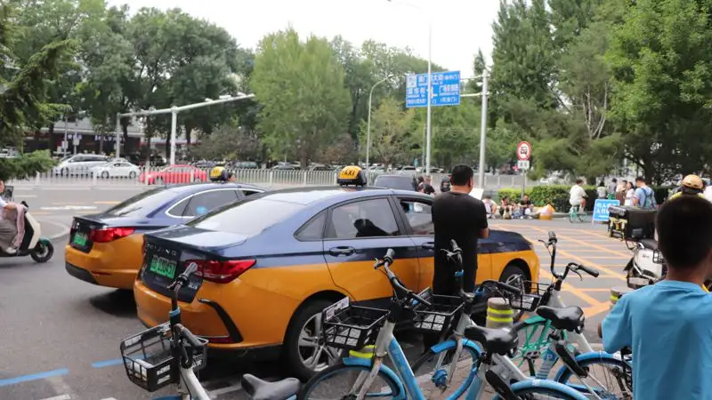 Китай Пекин автомобили люди улица, фото - Новости Zakon.kz от 05.09.2023 14:20