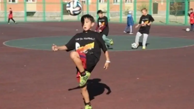 В начальных классах общеобразовательных школ Казахстана внедрят урок футбола