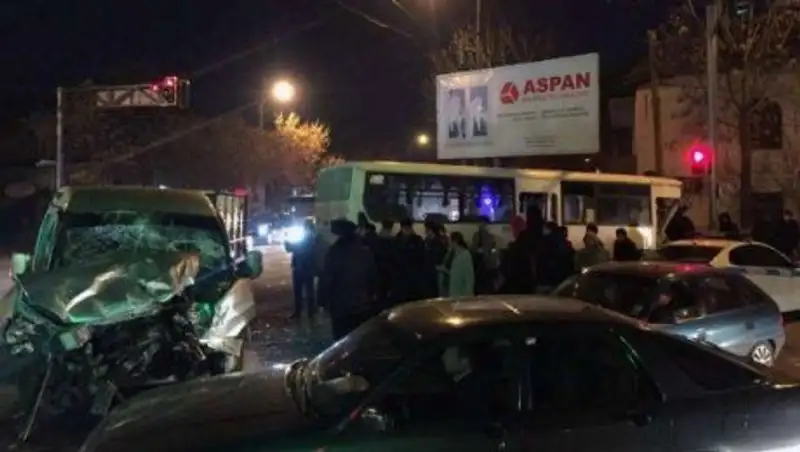 Шымкентте жолаушыларға лық толы Газель мен автобус соғысты