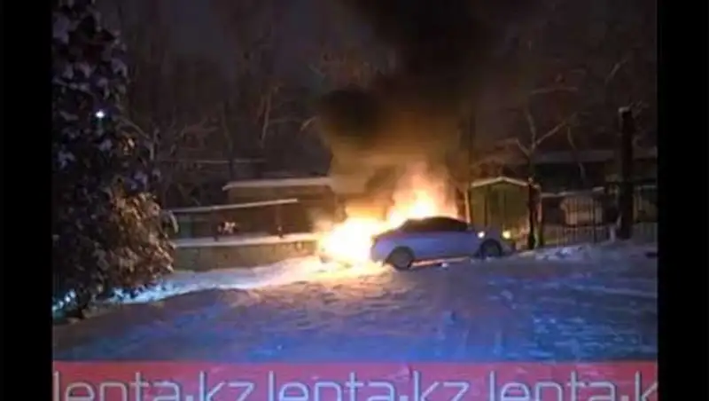 В одном из дворов Алматы сгорели 2 иномарки