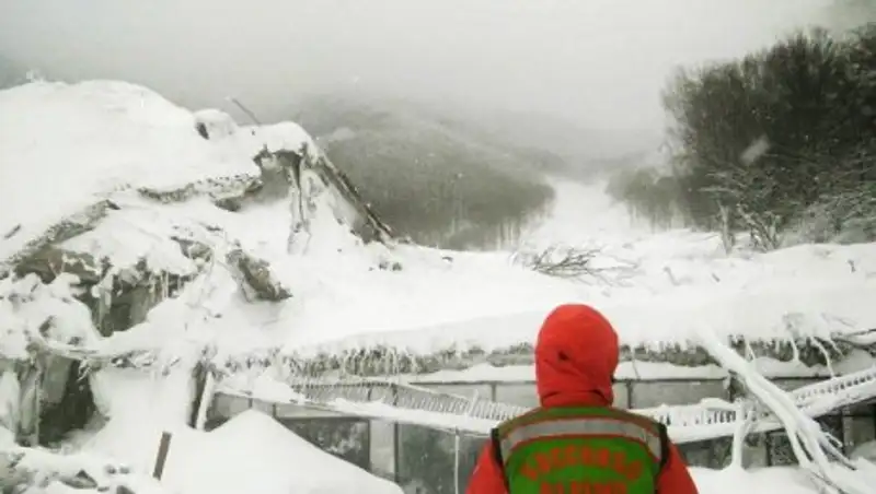 В Италии из-под завалов горного отеля извлекли тело еще одного погибшего