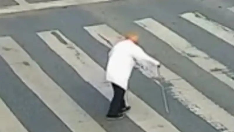 Китайский полицейский перенес пожилого прохожего через дорогу