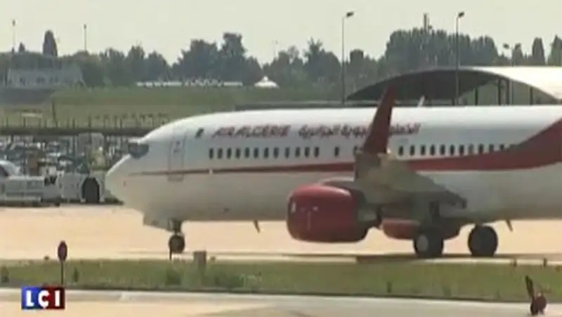 Место крушения алжирского лайнера осмотрит президент Мали