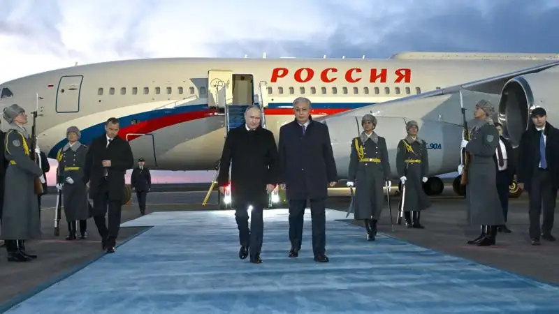Токаев встретил Путина в аэропорту, фото - Новости Zakon.kz от 09.11.2023 19:08