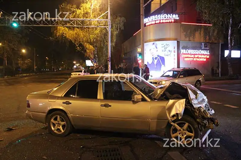 Водитель Мерседеса протаранил Субару, водитель которого поздно совершил левый поворот (фото) Водитель Мерседеса протаранил Субару, водитель которого поздно совершил левый поворот (фото), фото - Новости Zakon.kz от 07.11.2013 18:43