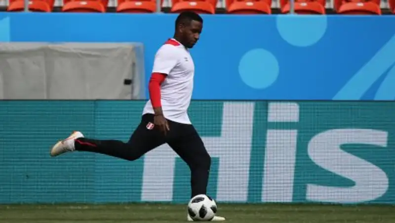 Форвард сборной Перу потерял сознание на тренировке, получив травму головы