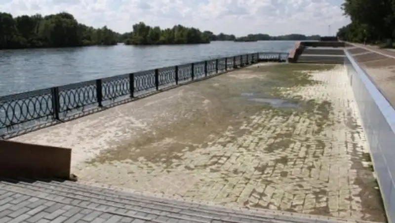 В Усть-Каменогорске на набережной появился неприятный запах