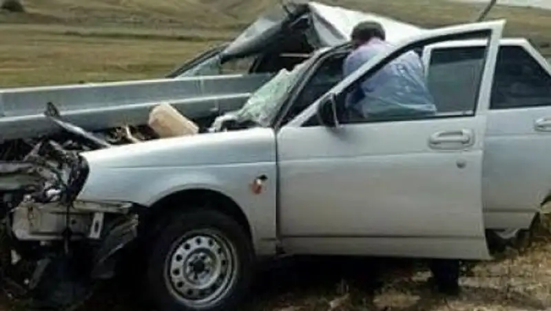 Придорожный отбойник в Алматинской области насквозь пробил Lada Priora