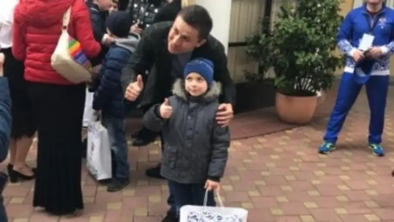 Головкин вместе с легендой бокса посетил детский дом в Сочи