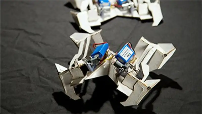 Оригами-робот самостоятельно собрал себя из плоского листа и пошел