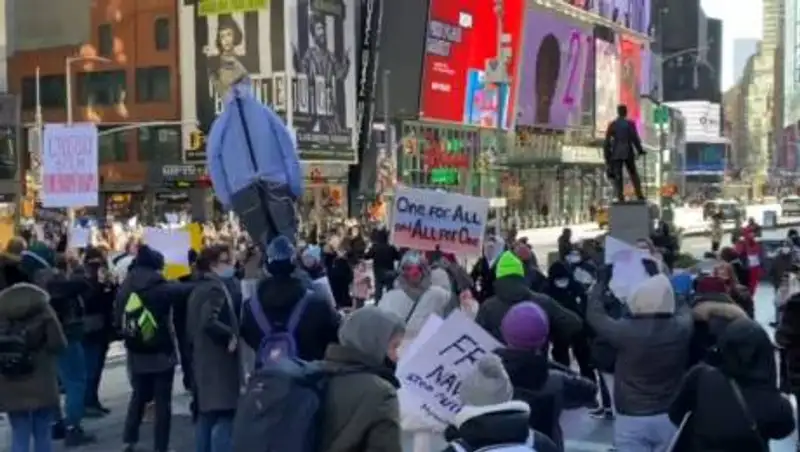 Флаги Казахстана увидели на митингах в Нью-Йорке в поддержку Навального