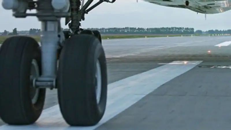 В китайском аэропорту столкнулись два пассажирских самолета