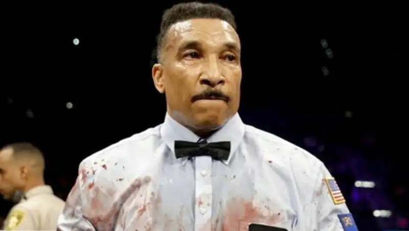 Фотошоп-баттл: судья после "кровавого" боксерского поединка