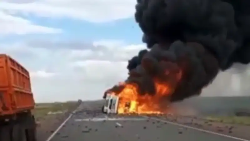 Турецкая фура сгорела дотла на трассе в Акмолинской области