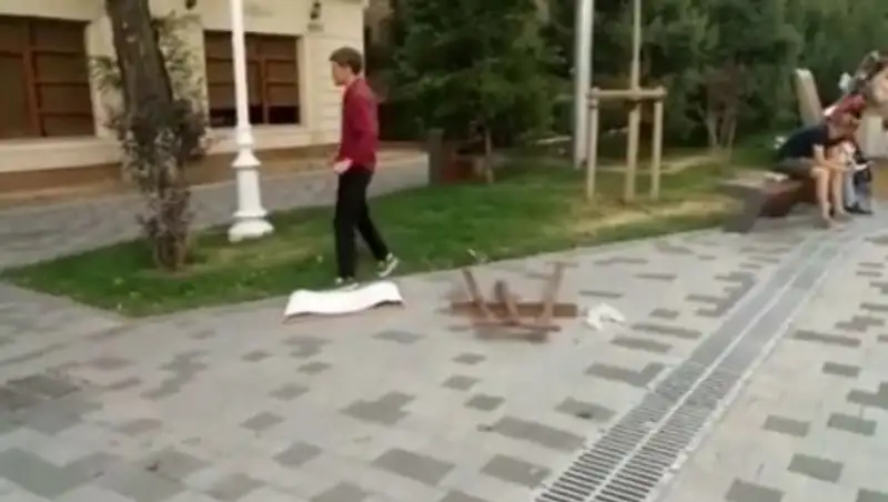 Стало известно, зачем художник в Алматы "отрезал" себе ухо