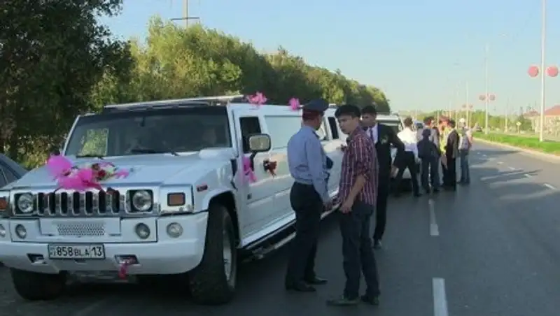 Оштрафован водитель лимузина, прокативший пассажира на крыше