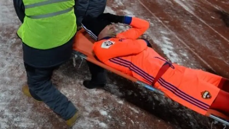 Футболисты ЦСКА сломали ноги на матче в Хабаровске в 20-градусный мороз