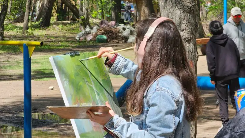  художница в роще Баума пишет картину, фото - Новости Zakon.kz от 22.04.2023 17:56