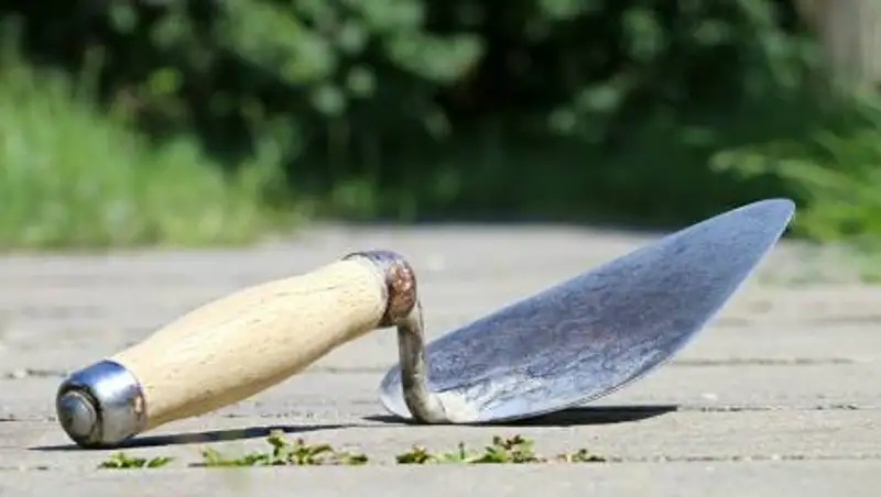 Рабочий погиб на стройке в Алматы, где "летал" трактор