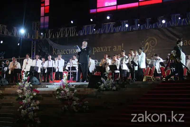 Парад оркестров в Алматы завершали классикой рока (фото) Парад оркестров в Алматы завершали классикой рока (фото), фото - Новости Zakon.kz от 10.09.2012 17:38