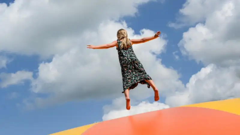 В Жанаозене батут сорвало ветром