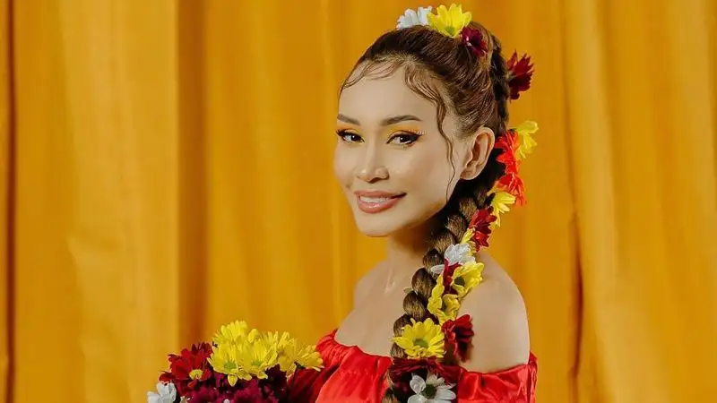 Instagram-звезда Супермамасита показала, как помыла волосы в туалете аэропорта Дубая