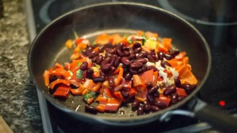 Ученые опровергли теорию о вреде разогретой пищи