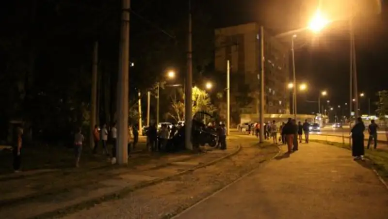 В Алматы ВАЗ "намотался" на столб, пострадали пятеро