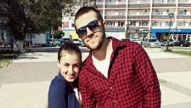 Глухие карагандинцы исполняют песню на жестовом языке